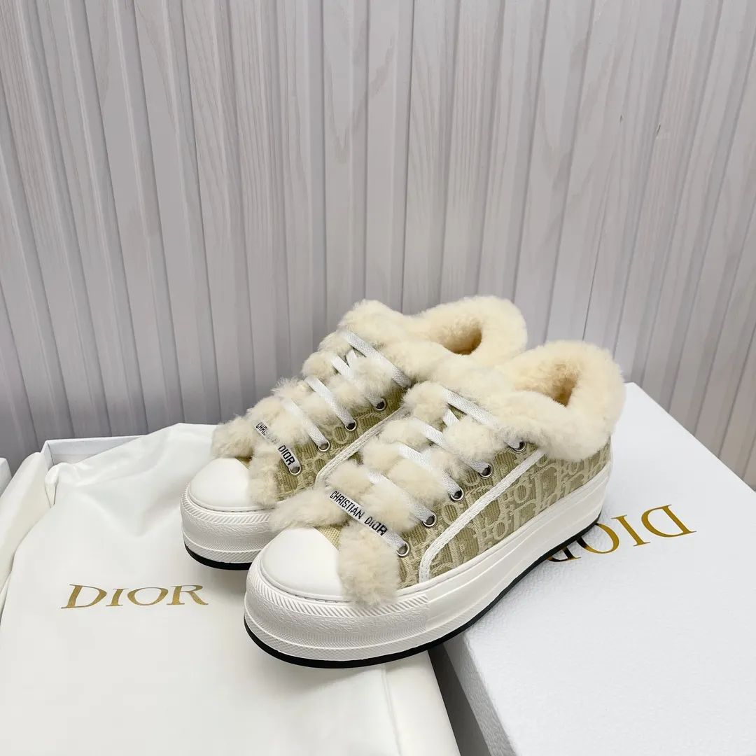 👟👟Ex-factory price 560👟👟 Ready-made high-quality Dior thick-soled sneakers with fully embroidered iconic patterns👟👟 ♦️Top quality in the market🎗Breaking hot item in foreign counters🎗Non-common imitation version in the market🎗🔳The fabric is made of Italian🇮🇹imported fabrics❗️Embroidered upper, original mold injection Logo frosted five-pointed star outsole🔳Inner wool injection molding mold Logo foam feet Code number: 35 to 41. 40 41 custom-made wool